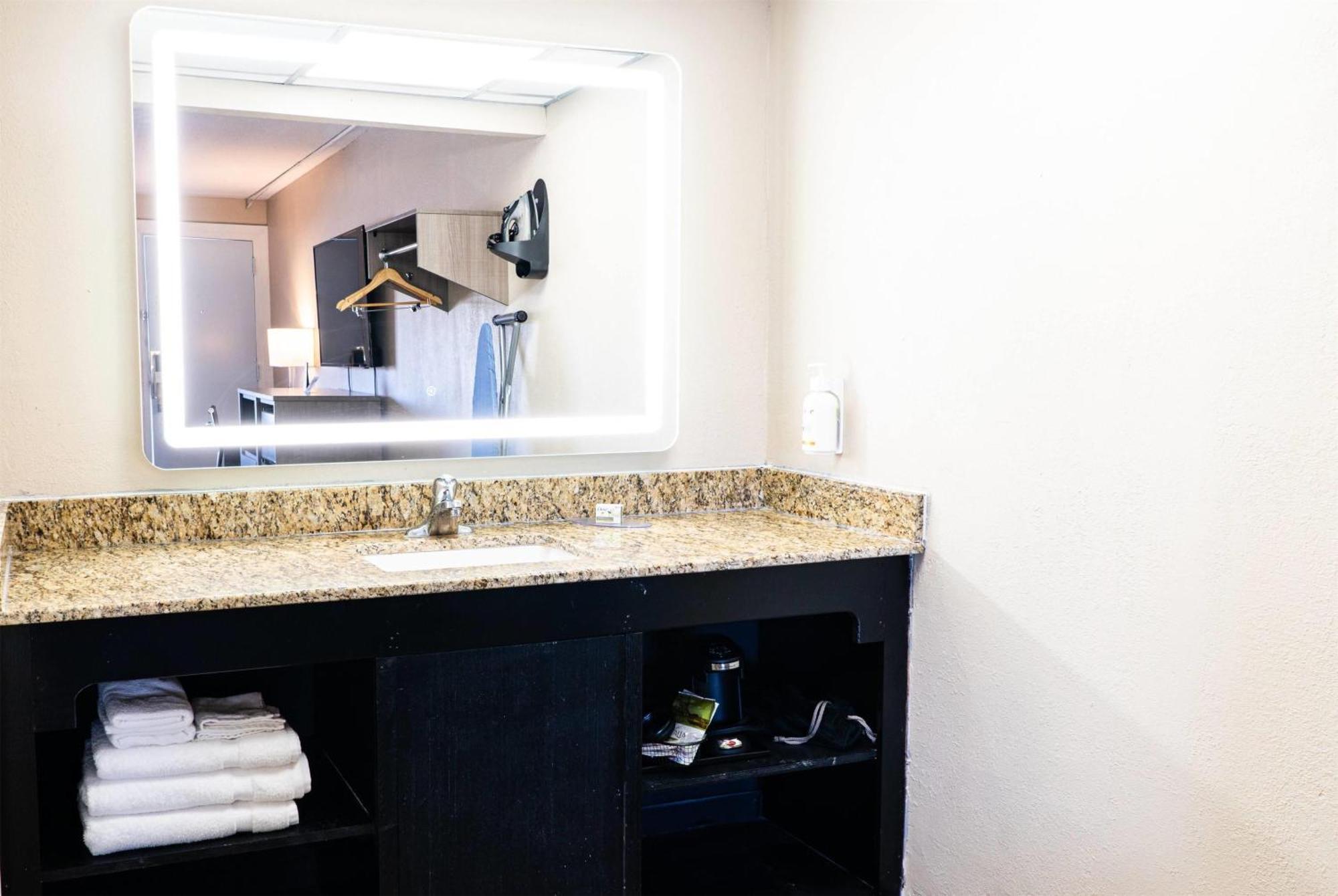 Baymont By Wyndham Corpus Christi Airport Hotel Bagian luar foto