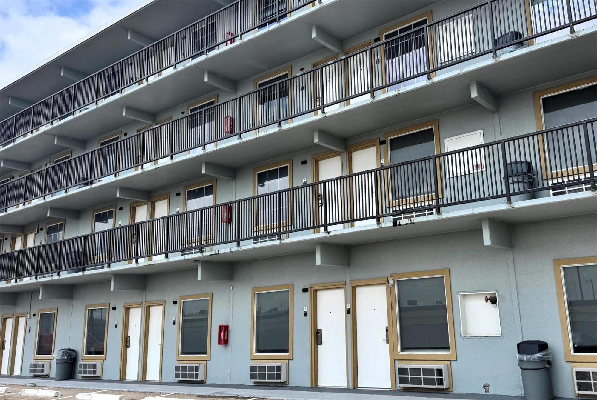 Baymont By Wyndham Corpus Christi Airport Hotel Bagian luar foto